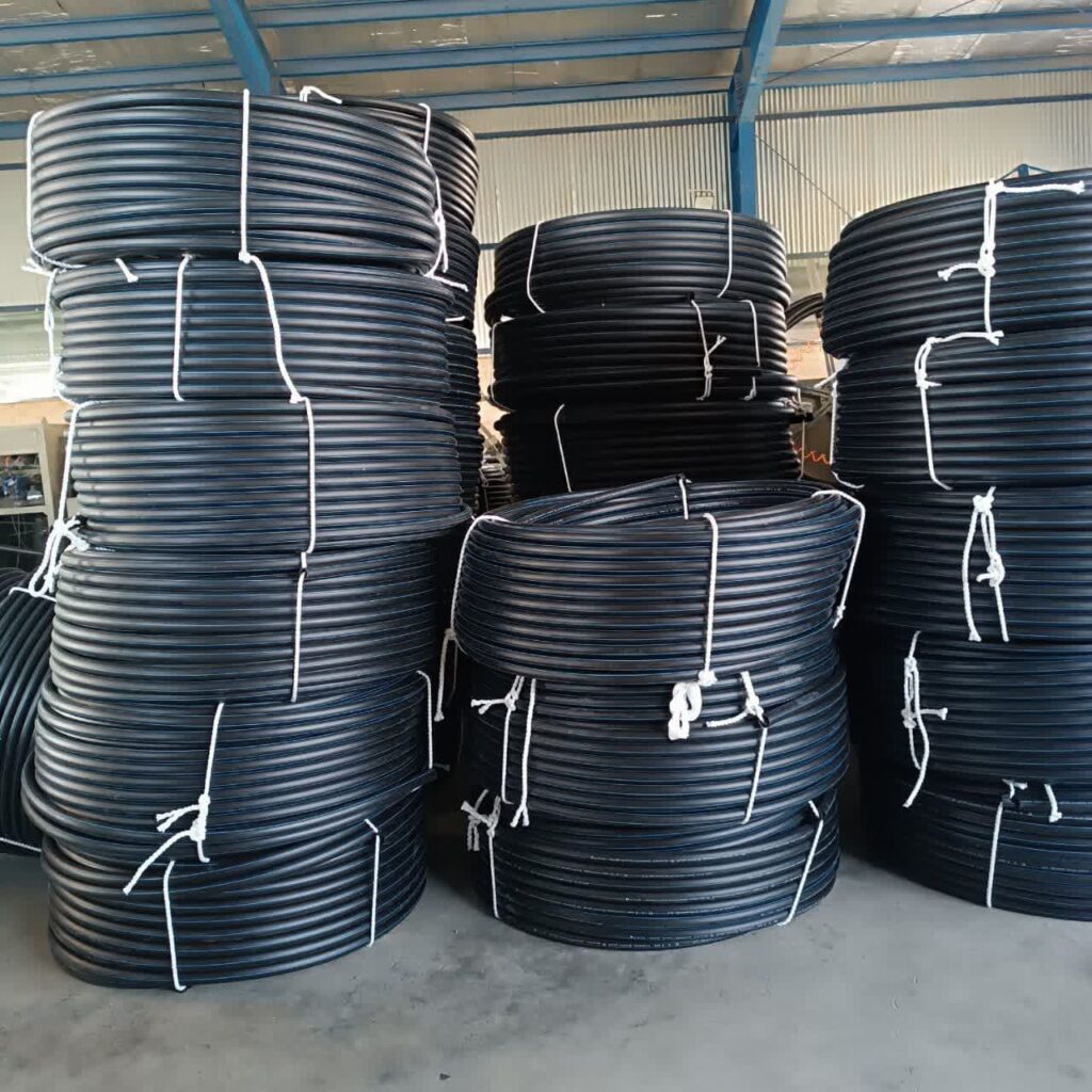 لوله پلی اتیلن که به اختصار به آنها PE نیز گفته میشود از مواد پلی اتیلنی ساخته میشوند .ازاین مواد علاوه بر تولید لوله های پلی اتیلن در ساخت کیسه ، بطری و ظروف پلاستیکی نیز بکار برده میشوند و جزو پر استفاده ترین انوا